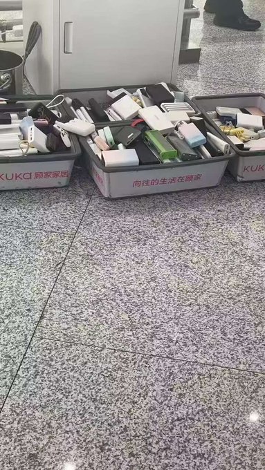 GuXe1cdbkAAjJ-4 GuXe1cdbkAAjJ-4